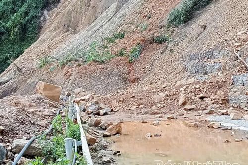 Hơn 1.000 m3 đất, đá sạt lở xuống tỉnh lộ 433, gần 300 hộ dân thôn Mường Tuổng vẫn bị cô lập