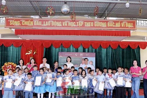 Trao yêu thương cho học sinh xã Muổi Nọi và Nậm Lầu