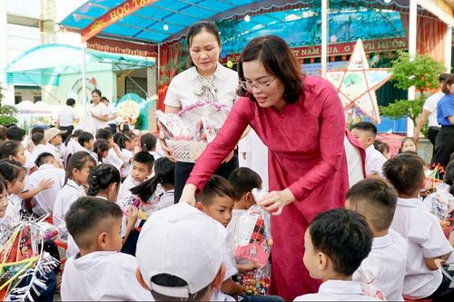 Phó Chủ tịch HĐND tỉnh Trần Thị Lộc vui Tết Trung thu cùng học sinh Trường Tiểu học Bình Thành