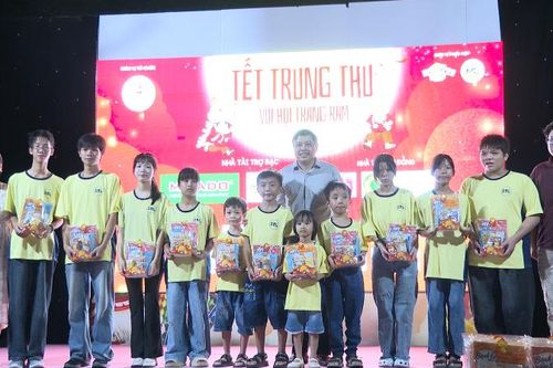 250 thiếu nhi có hoàn cảnh khó khăn tham gia 'Vui hội trăng rằm'