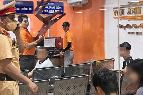 Hà Nội: CSGT truy vết phương tiện, ngăn nữ sinh 16 tuổi đi xe taxi với người lạ