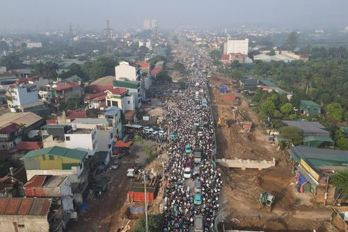 Hà Nội: Quốc lộ 6 ùn tắc nhiều km, người dân mệt mỏi quay đầu