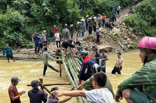 Huy động dân làm cầu tạm, giúp 1.200 hộ dân Yên Na thoát cảnh cô lập sau sạt lở núi