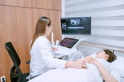 Kết hôn muộn ảnh hưởng đến việc sinh con ra sao?