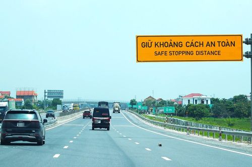 Bộ Xây dựng yêu cầu đưa tình huống khoảng cách an toàn trên cao tốc vào đào tạo lái xe