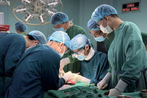 Kịp thời cứu 3 ngón tay bị đứt rời cho người thợ mộc