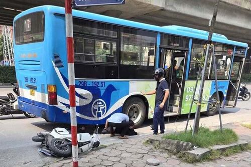 Tai nạn giao thông 21/9: Cô gái bị dập nát tay sau va chạm với xe buýt ở Hà Nội
