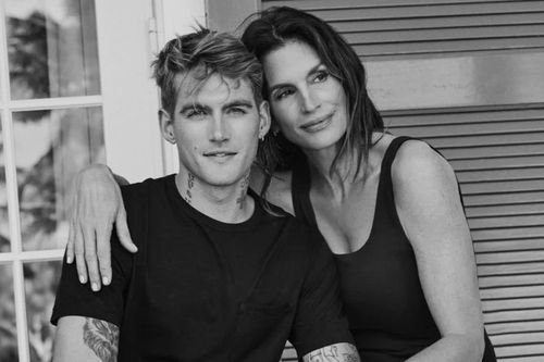 Paris Hilton, Brooklyn Beckham đau lòng trước sự ra đi của con trai Cindy Crawford