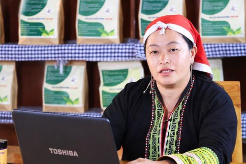 Người phụ nữ Dao Đỏ dựng chuỗi giá trị từ những bài thuốc 'truyền đời'