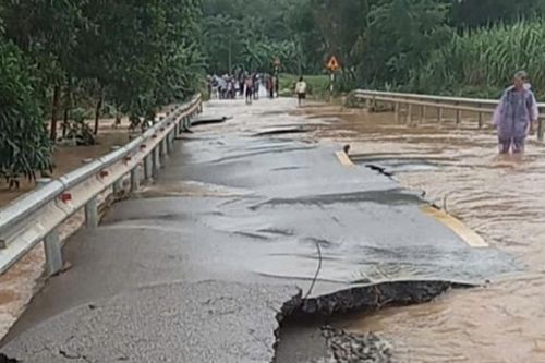 Dồn lực cứu trợ vùng lũ, đưa công nghệ vào cảnh báo sạt lở
