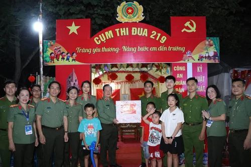 Sôi nổi Hội trại 'Trăng yêu thương - Nâng bước em đến trường'