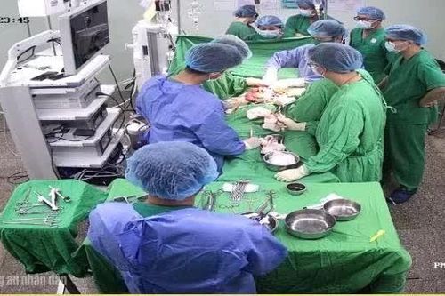 Cứu sống nam bệnh nhân bị 2 thanh sắt đâm xuyên người