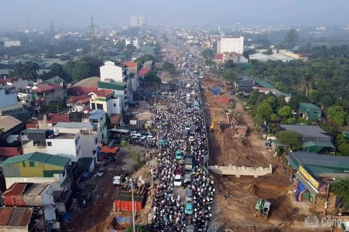 Ùn tắc kéo dài trên Quốc lộ 6, người dân mệt mỏi chờ đợi