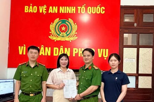 Công an phường kịp thời xác minh, trao trả 1,62 tỷ cho người chuyển nhầm