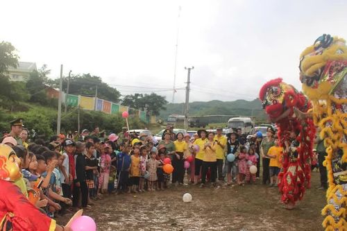 Mang Trung thu ấm áp đến sớm với trẻ em vùng khó khăn