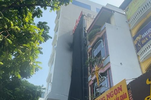 Kịp thời giải cứu 5 người mắc kẹt trong đám cháy