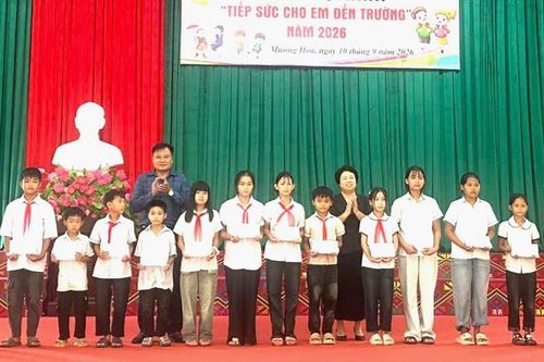 Hội Khuyến học Phú Thọ phối hợp trao 750 suất quà tiếp sức cho em đến trường