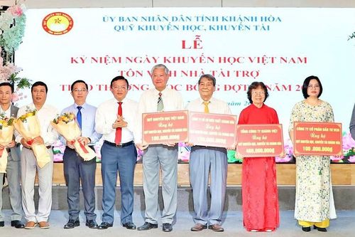Quỹ Khuyến học, khuyến tài Khánh Hoà trao hơn 2,2 tỷ đồng học bổng