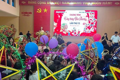 Những người làm báo xứ Nghệ mang Trung Thu đến trẻ em vùng biên