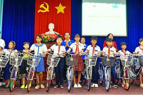 Đồng Tháp trao 418 suất học bổng khuyến học, 95 xe đạp cho học sinh vượt khó học giỏi