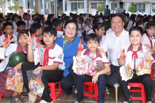 Vĩnh Long: Trưởng Ban Tuyên giáo Tỉnh ủy Nguyễn Thị Minh Trang vui Tết Trung thu với học sinh