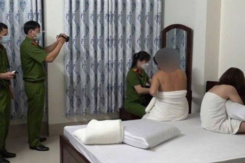 Nửa đêm kiểm tra homestay, phát hiện 3 đôi nam nữ đang 'làm chuyện mờ ám', bắt khẩn cấp một đối tượng