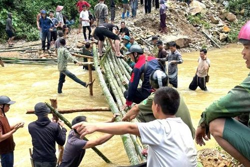 Sạt lở vùi lấp tỉnh lộ, hơn 1.000 người bị cô lập, hàng chục người mở đường cứu dân