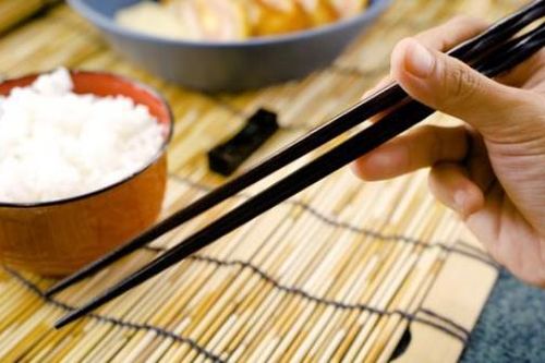 Dùng đũa ăn cơm, 4 điều tưởng nhỏ nhưng không nên chủ quan