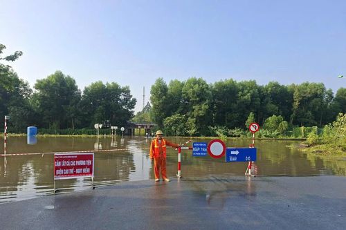 Đường gom Đại lộ Thăng Long ngập sâu 1m, Hà Nội cấm xe đi qua