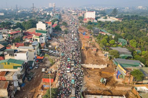 Hà Nội: 3 cầu bị cấm, dòng xe dồn về Quốc lộ 6 gây ùn tắc từ sáng đến trưa