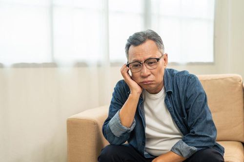 Sốc nghỉ hưu: Buổi sáng trước đây cả chục người chào, nay chỉ có vợ hỏi ăn gì