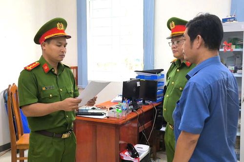 Khởi tố cựu kế toán trưởng tự ý rút tiền tỷ của trung tâm quỹ đất để tiêu xài