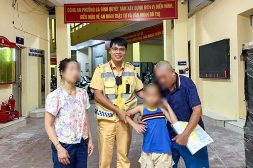 CSGT đưa cháu bé đi lạc về với gia đình trong đêm tối