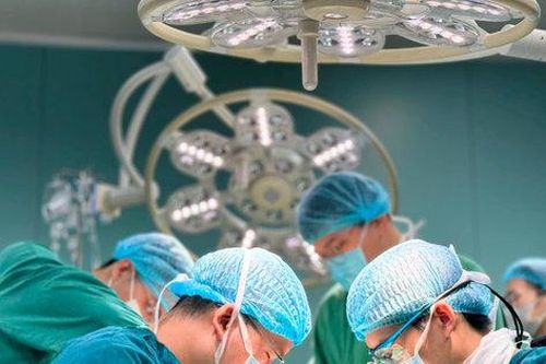 Nỗ lực giành lại bàn tay lành lặn cho người lao động sau tai nạn nghiêm trọng