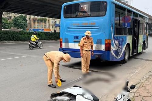 Tìm nguyên nhân xe buýt va chạm khiến cô gái bị hỏng bàn tay