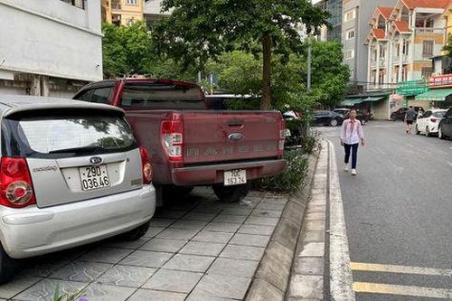 Bãi trông xe đẩy học sinh đi bộ xuống lòng đường