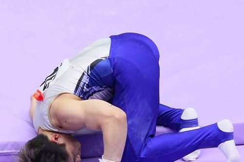 Khoảnh khắc nhà vô địch Olympic Carlos Yulo ngã khi thi đấu tại ASIAD 20