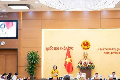 Cử tri và nhân dân lo lắng về thiếu sách giáo khoa, chất lượng bữa ăn bán trú