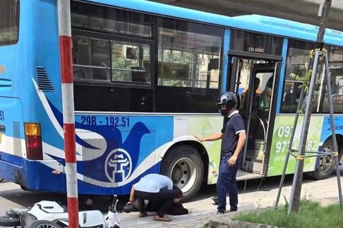 Hé lộ nguyên nhân vụ cô gái đi xe máy điện va chạm xe buýt, bị dập nát cánh tay ở Hà Nội