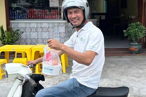 Nam diễn viên hài mở quán lẩu ở quê, tự chạy xe giao hàng hiện sống ra sao?