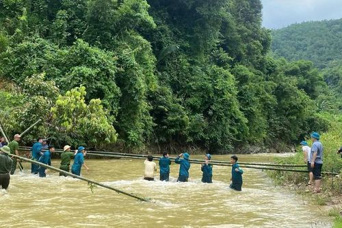 Dựng cầu tạm giữa vùng sạt lở, 172 học sinh trở lại trường an toàn