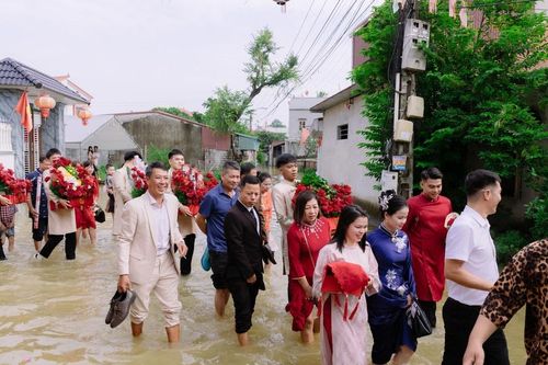 Nhà trai xắn quần, lội nước đến nhà gái ăn hỏi giữa cảnh Hà Nội ngập nước