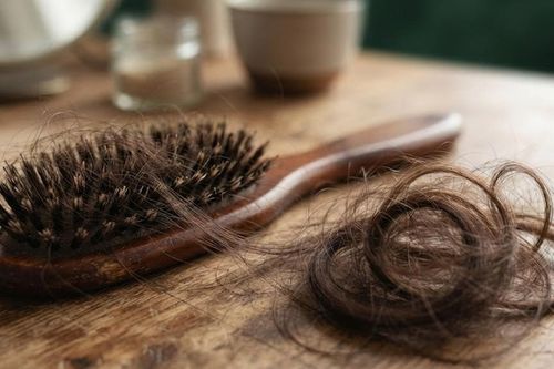 Rụng tóc hơn 100 sợi mỗi ngày có đáng lo?