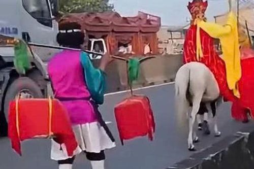 Công an xác minh nhóm người hóa trang 'thầy trò Đường Tăng' cưỡi ngựa giữa phố