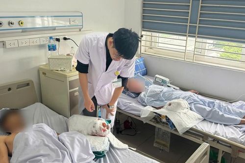 Cứu các ngón tay dập nát do cuốn vào máy cưa, thang máy