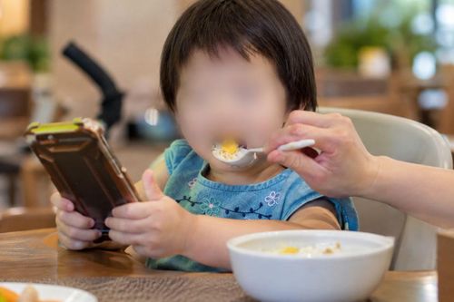 Bé 2 tuổi liên tục nói tiếng lạ vì thói quen vừa ăn vừa xem YouTube