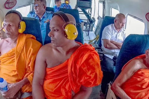 Khoảnh khắc máy bay quân sự Sri Lanka chở nhà sư rải nước thánh cầu mưa