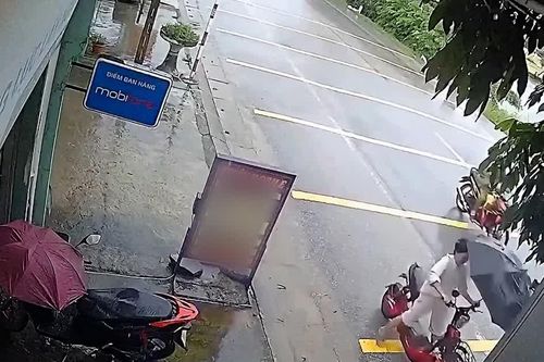 Cầm ô đi xe máy: Vừa nguy hiểm, vừa có thể bị phạt 1 triệu đồng | ATV ngày 22/9/2026