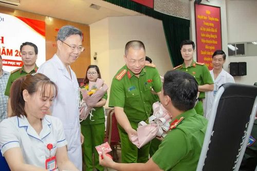 Cụm thi đua số 3 - CATP Hà Nội trao hơn 300 đơn vị máu hồng vì cộng đồng