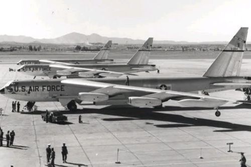 'Pháo đài bay' B-52 ra đời như thế nào: Từ đối thủ của B-36 đến biểu tượng Chiến tranh Lạnh